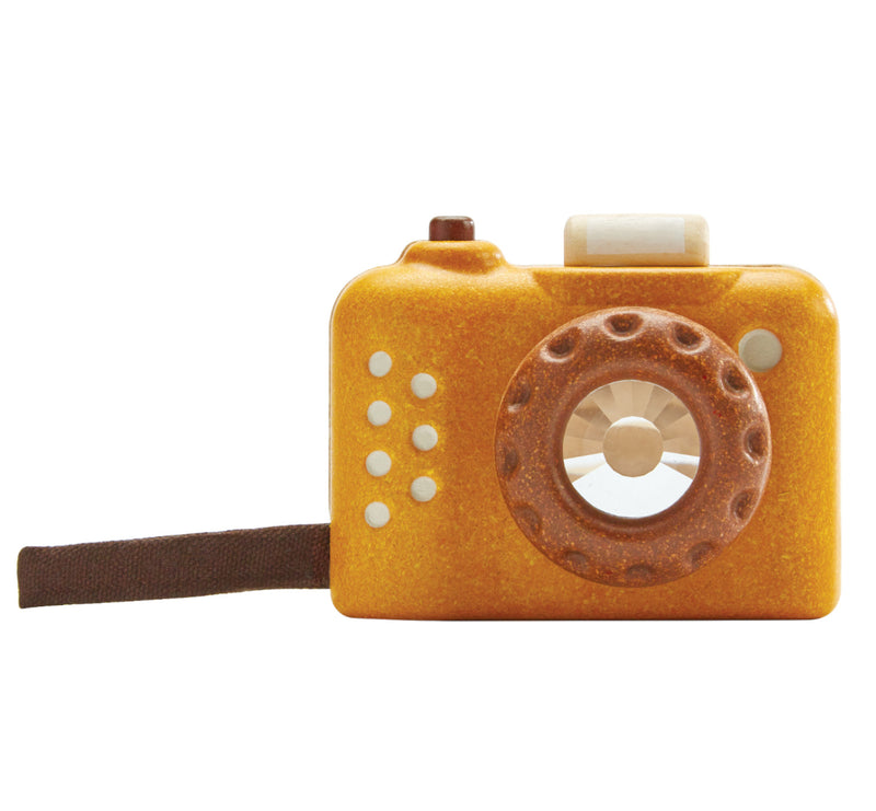 Diese coole Kamera “Orchard” ist vielleicht Deine allererste auf dem Weg zur Fotograf:in. Sie besteht aus Holz, gefärbt in schönen Erdtönen. Auch von vorne sieht die glitzernde Kaleidoskop-Linse toll aus. Richte die Kamera auf ein Ziel, fokussiere und klicke den kleinen Druckknopf. Wenn Du dabei hindurchschaust, kannst Du immer wieder andere tolle Bilder erkennen. Der Fotoapparat kommt mit praktischer Schlaufe fürs Handgelenk und zeigt Dir eine völlig neue Art, die Welt zu sehen. 