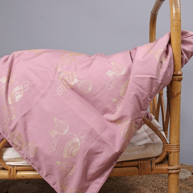 Das Babybettwäscheset “Airballoon – Dusty Rose” von FIlibabba besteht aus einem Deckenbezug (YKK-Reißverschluss) und einem Baby-Kissenbezug in schönem Altrosa. Der tolle Luftballon-Print sieht in Gold besonders hübsch aus, lädt zum Träumen ein und die Kids können dank der gewebten Bio-Satin-Baumwolle (GOTS-zertifiziert) unbesorgt und federweich in den Schlaf sinken. Das Set kommt in einer praktischen Stofftasche, die natürlich wiederverwendet werden kann, z.B. als Einkaufstasche oder Sportbeutel.