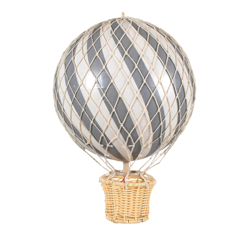 Handgefertigt aus recycelten Materialien ist Filibabba’s Heißluftballon “Grey” eine wundervolle Dekoration für jeden Ort, der etwas Zauber oder Abenteuer vertragen kann. Ausgestattet mit liebevollen Details und einer Öse oben am Ballon, lässt er sich super aufhängen und ist ein echter Hingucker.